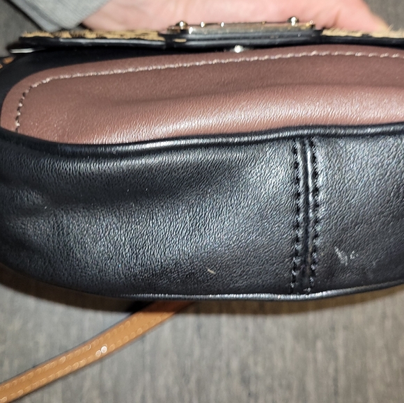 NWT Guess purse. Small. - Picture 5 of 8